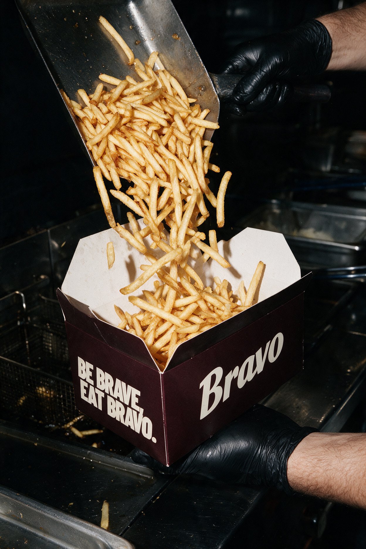 Patatas fritas servidas en un envase de Bravo
