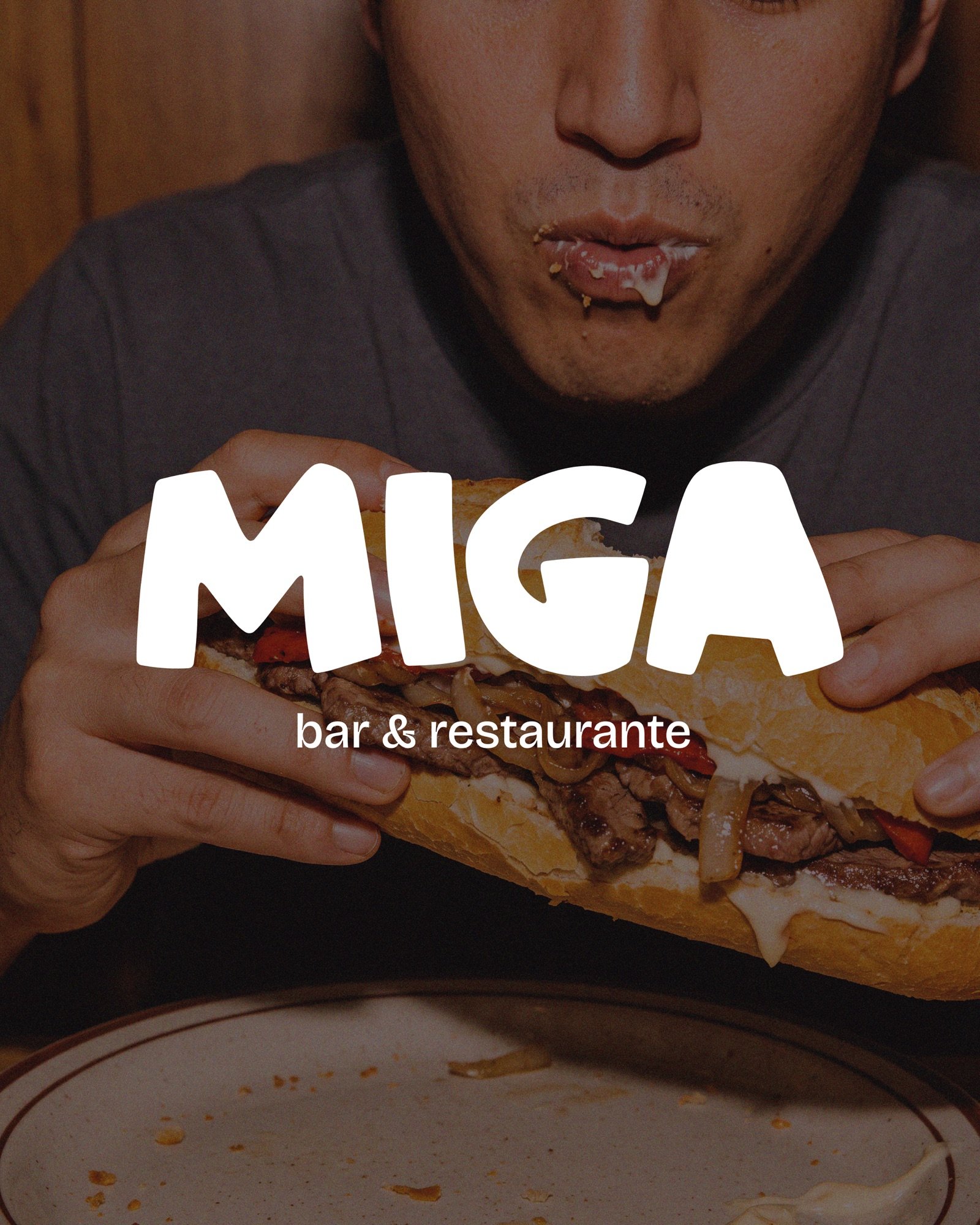 Identidad de Miga aplicada sobre una fotografía de un bocadillo