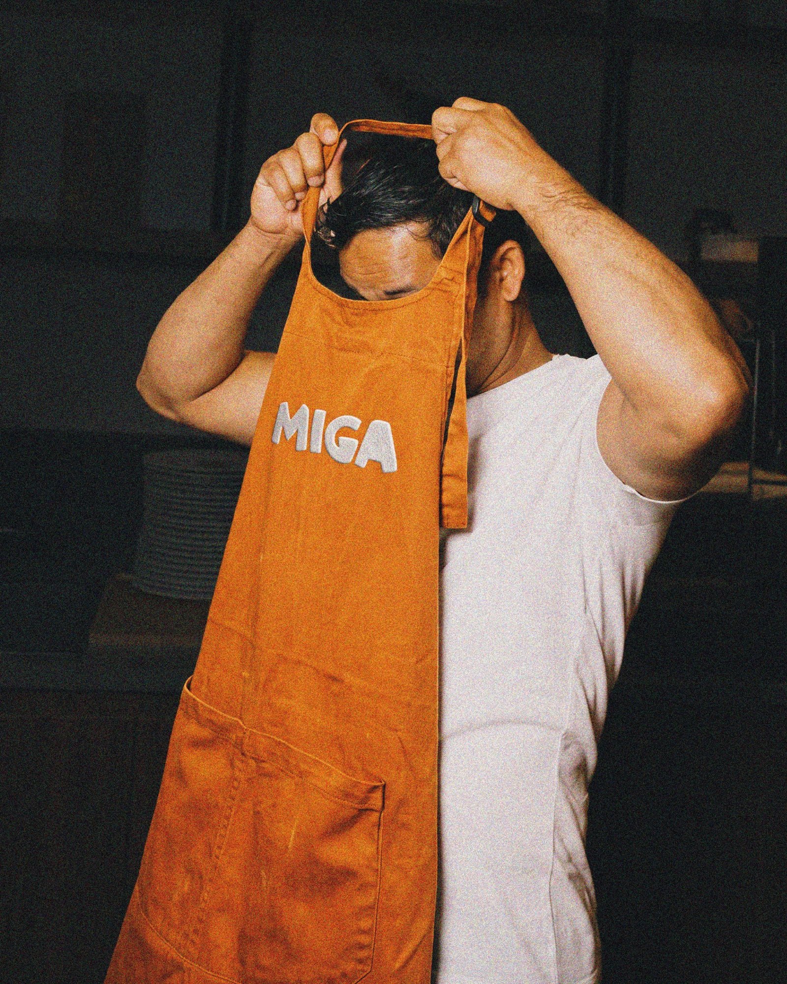 Delantal naranja con el logotipo de Miga