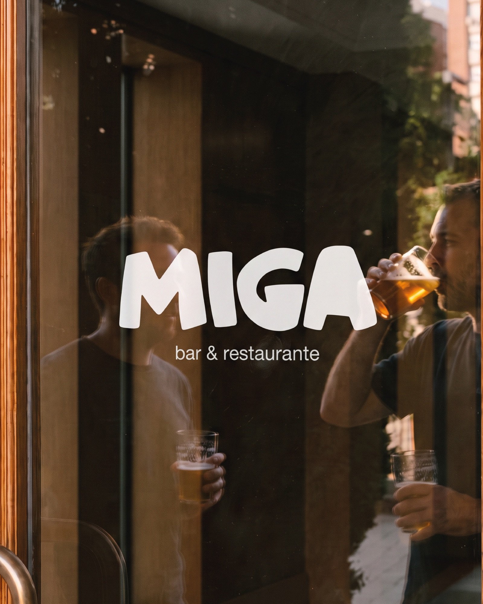 Identidad de Miga aplicada en el escaparate del restaurante