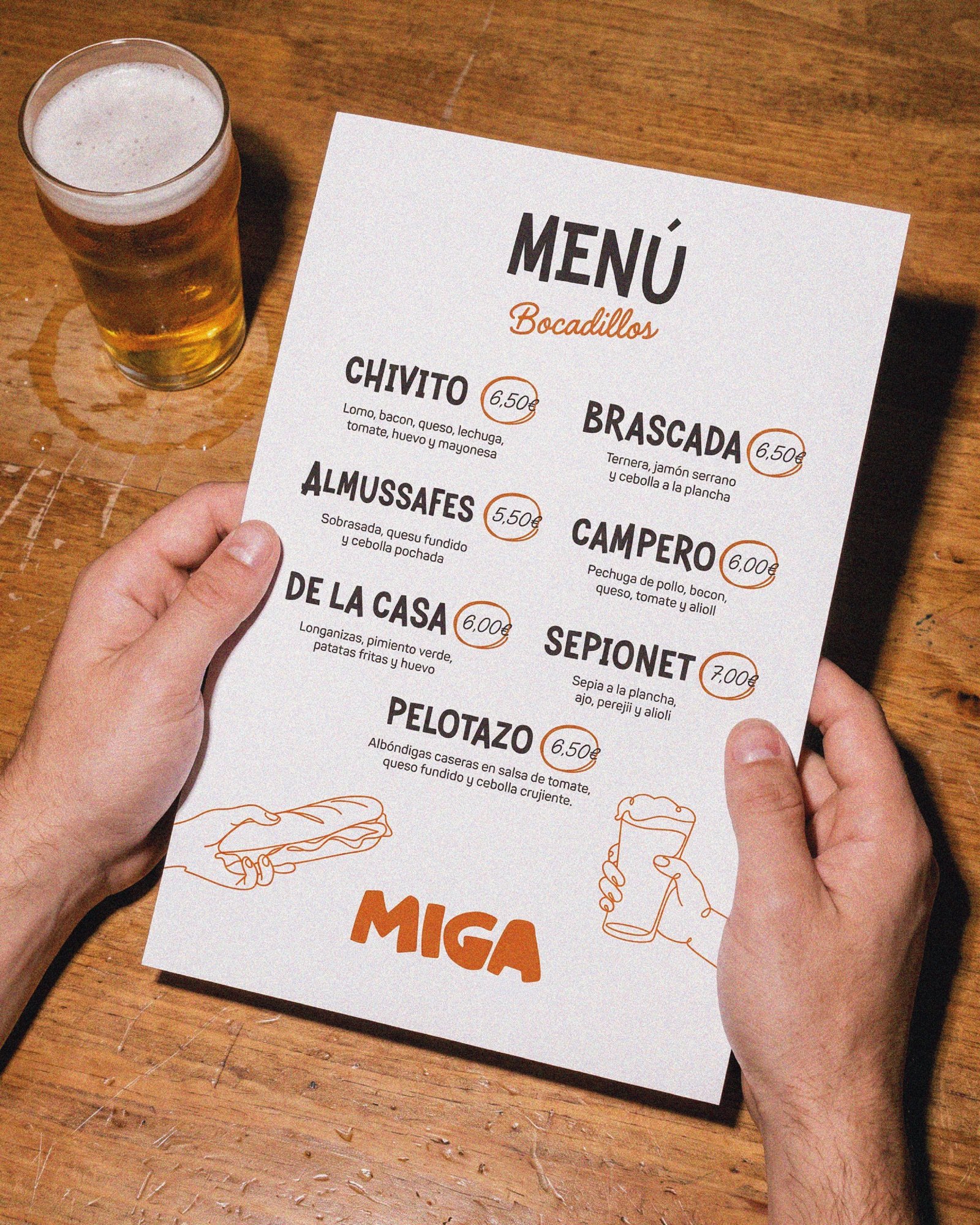 Carta de bocadillos de Miga sobre una mesa